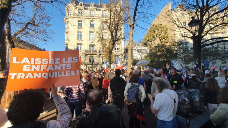 Manifestation devant l'Assemblée nationale contre une potentielle prolongation du pass sanitaire