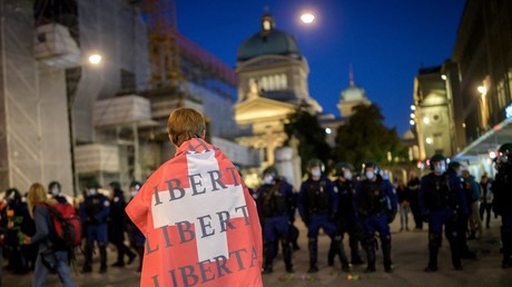 Un manifestant contre les mesures de restrictions anti-Covid, à Berne, le 23 septembre 2021 (image d'illustration)