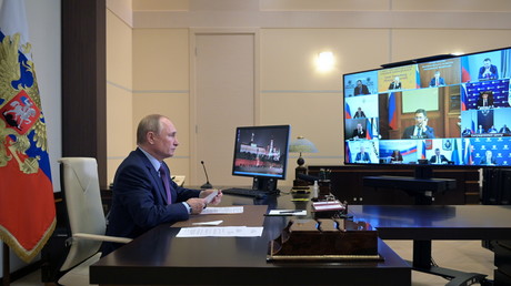 Le président russe Vladimir Poutine tient une réunion par vidéoconférence sur le développement de l'industrie énergétique russe à la résidence d'Etat de Novo-Ogaryovo près de Moscou, le 6 octobre 2021.