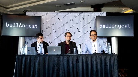 Eliot Higgins (centre), fondateur de Bellingcat, en conférence de presse à Scheveningen, Pays-Bas, le 25 mai 2018 (image d'illustration).