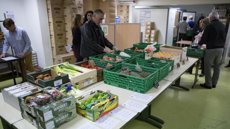Des bénévoles trient les dons de nourriture dans une succursale de l'organisation caritative «Les Restos du Cœur» à Paris le 21 novembre 2017.