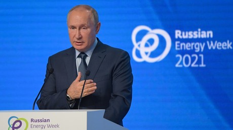 Le président russe Vladimir Poutine s'exprime lors de la session plénière du Forum international de la Semaine russe de l'énergie à Moscou, le 13 octobre.