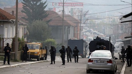 Des policiers kosovars sont déployés dans les rues de Mitrovica, le 13 octobre 2021.
