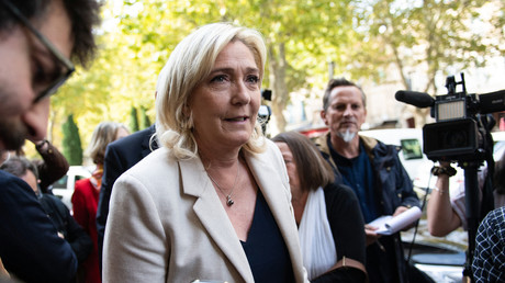 La candidate du Rassemblement national Marine Le Pen entame une visite dans un commissariat à Cavaillon (Vaucluse), le 15 octobre 2021.