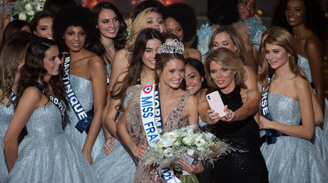 Miss Normandie Amandine Petit ainsi que les autres candidates célèbrent la fin du concours de beauté Miss France 2021 au Puy-du-Fou, aux Epesses, le 20 d2cembre 2020.