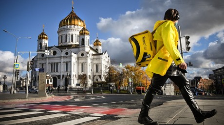 Un home marche devant la cathédrale du Christ Sauveur, la principale église orthodoxe russe du centre de Moscou, le 18 octobre 2021 (image d'illustration).