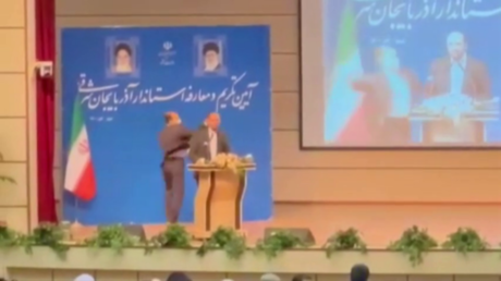 Le gouverneur iranien Abedin Khoram giflé lors de son investiture le 23 octobre.