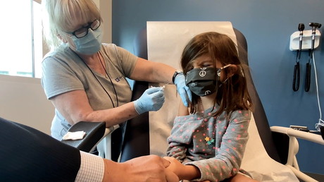 Une fillette de 5 ans reçoit une dose de vaccin en Caroline du Nord, le 28 septembre 2021 (image d'illustration).