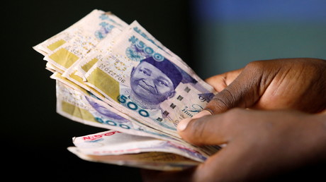 A Lagos au Nigeria, un homme compte des coupures de la monnaie nationale, le naira.