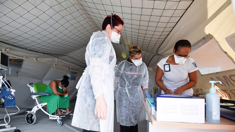 Le personnel médical du SAMU surveille un patient au CHU Pierre Zobda-Quitman de Fort-de-France, le 31 août 2021 (image d'illustration).