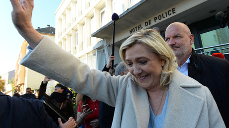 Marine Le Pen devant l'hôtel de police d'Alençon (Orne), le 28 octobre 2021.
