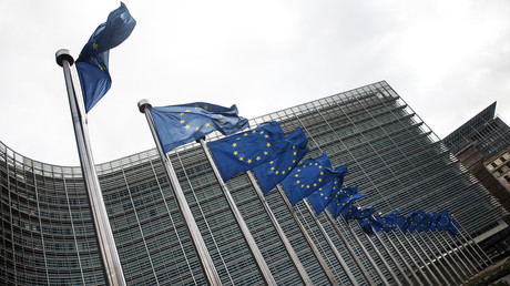 Des drapeaux européens devant le siège de la Commission européenne à Bruxelles (image d'illustration).