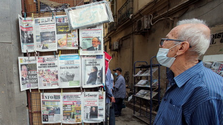 Un homme regarde les journaux rapportant la mort de l'ancien président algérien Abdelaziz Bouteflika, à Alger, en Algérie, le 19 septembre 2021. (image d'illustration)