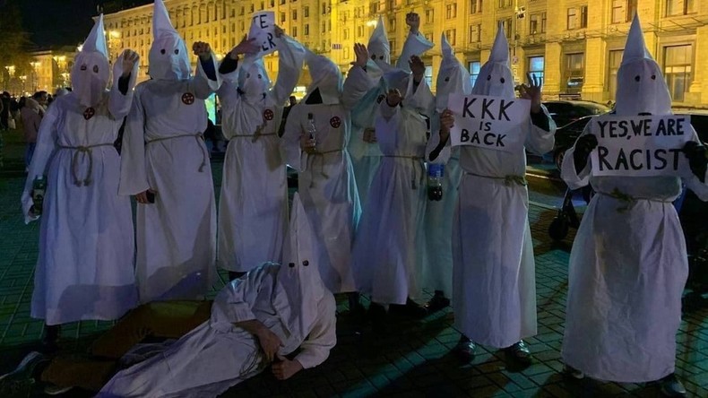«Nous sommes racistes» : des personnes en costumes du Ku Klux Klan déambulent à Kiev pour Halloween