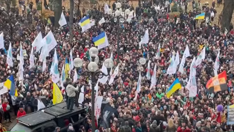 Ukraine : des manifestants devant le Parlement contre la vaccination et les mesures anti-Covid
