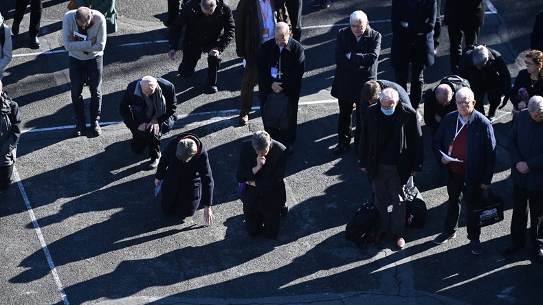 Pédocriminalité dans l'Eglise : à Paris et à Lourdes, évêques et fidèles font pénitence