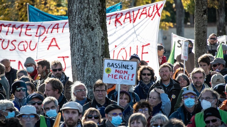 Deux-Sèvres : heurts avec la police lors d'une manifestation contre des projets de «méga-bassines»