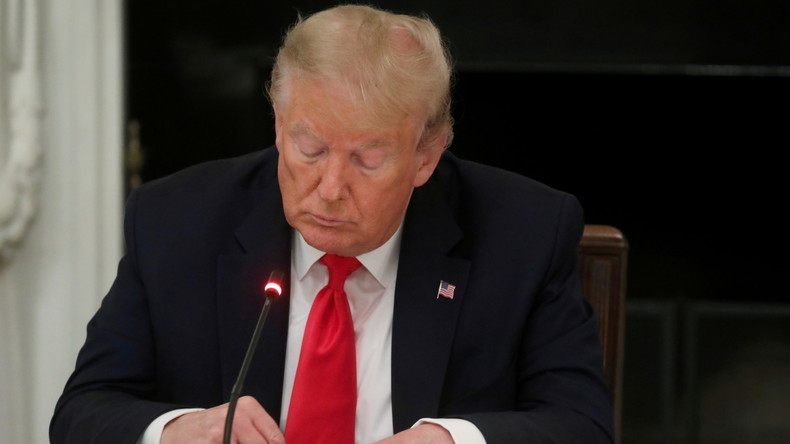 Une accusatrice de Trump pour agression sexuelle retire une plainte en diffamation déposée en 2017