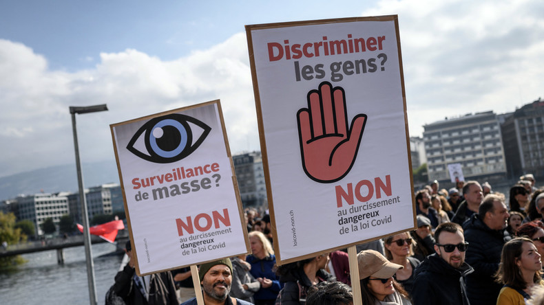 Genève : plusieurs milliers de personnes manifestent contre les mesures anti-Covid (VIDEOS)