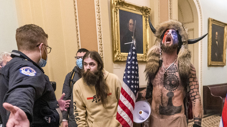 Assaut du Capitole : trois ans et demi de prison pour le «chaman QAnon»