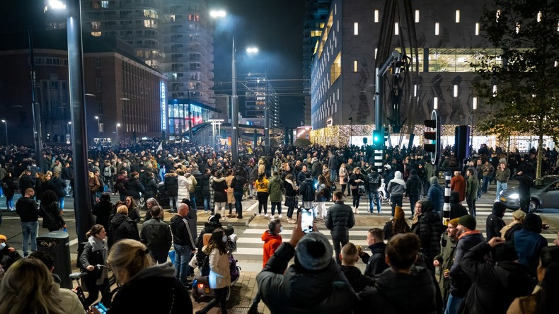 Manifestation contre les restrictions sanitaires à Rotterdam : des blessés lors de tirs de la police