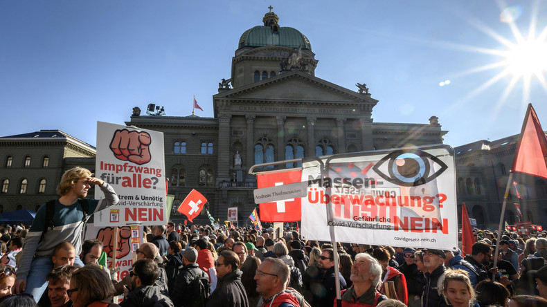 Suisse : marche aux flambeaux à l’approche du référendum sur le pass sanitaire (VIDEOS)