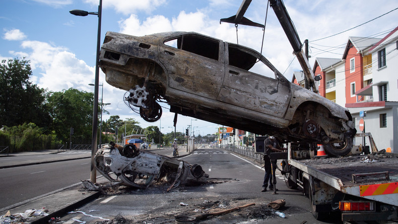 Martinique : barrages et incendies se multiplient pour le troisième jour de grève (VIDEOS)