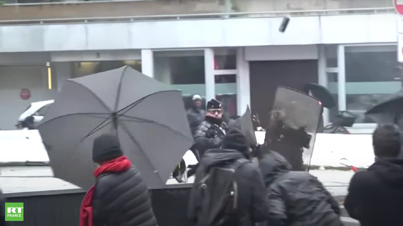 Paris : heurts entre manifestants et forces de l'ordre à la mobilisation «contre l'extrême droite»