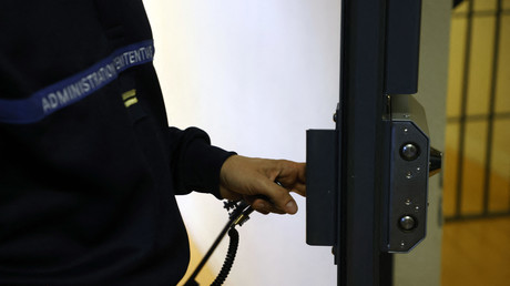 Un agent pénitentiaire actionne une porte à Fleury-Mérogis (Essonne), plus grande prison d'Europe (septembre 2021).