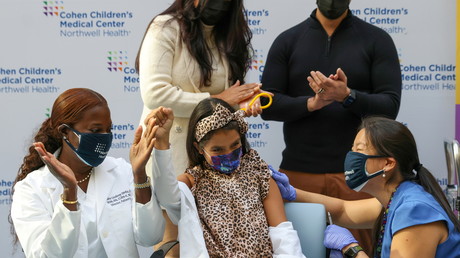 Une enfant se fait vacciner contre le Covid-19 à New York, le 4 novembre (image d'illustration).
