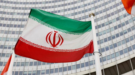 Le drapeau iranien flotte devant le siège de l'Agence internationale de l'énergie atomique (AIEA) à Vienne, en Autriche, le 23 mai 2021.