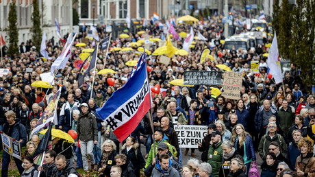 20 000 Néerlandais ont manifesté le 7 novembre à La Haye contre les nouvelles mesures sanitaires instaurées par le gouvernement.