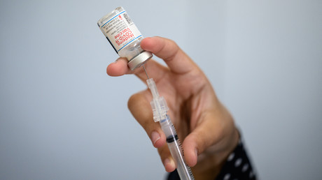 Une dose du vaccin Moderna est injecté dans une seringue.