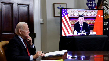 Le président des Etats-Unis Joe Biden s'entretient virtuellement avec le dirigeant chinois Xi Jinping depuis la Maison Blanche à Washington le 15 novembre 2021.