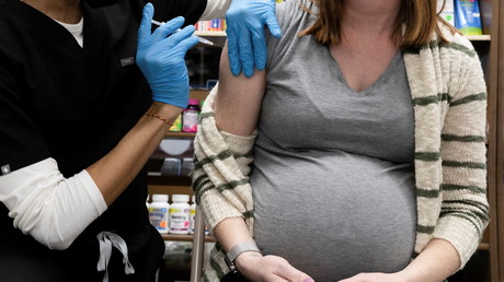 Une femme enceinte se vacciner contre le Covid-19 à  Schwenksville, aux Etats-Unis, le 11 février 2021.