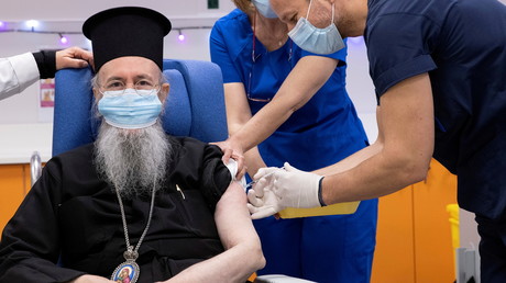 Vaccination d'un membre du clergé grec le 27 décembre 2020 (image d'illustration)