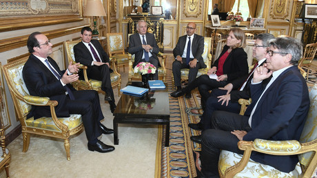 En 2016, François Hollande, Manuel Valls et des cadres du PS rencontrant une délégation de La France insoumise menée par Jean-Luc Mélenchon (image d'illustration).