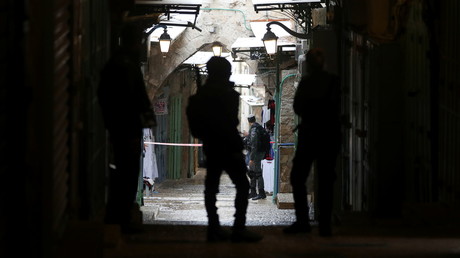 Le personnel de sécurité israélien sécurise la scène le 21 novembre 2021 dans la Vieille ville de Jérusalem.