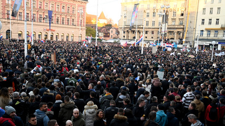 Manifestation contre les restrictions sanitaires à Zagreb en Croatie, le 20 novembre.