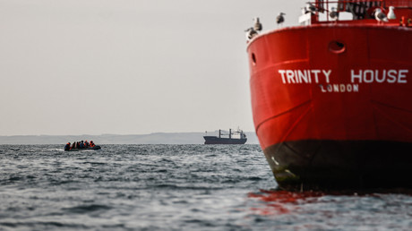 Une embarcation avec à son bord des migrants traverse la Manche, le 11 septembre 2020 (image d'illustration).