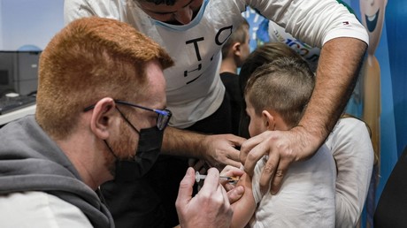 Vaccination d'un enfant en Israël (image d'illustration).