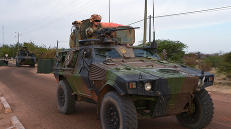 Un convoi militaire français quitte le camp Paskal près de Tombouctou au Mali, dans le cadre de l'opération Barkhane, en mars 2016 (image d'illustration).