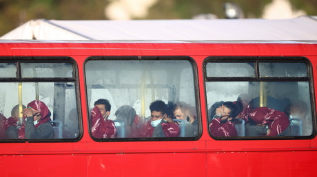 Des migrants secourus dans la Manche par les autorités britanniques sont assis dans un bus, le 25 novembre 2021 (image d'illustration).