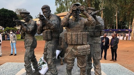 La statue rendant hommage aux forces armées russes et centrafricaines inaugurée le 29 novembre 2021 à Bangui (Centrafrique).
