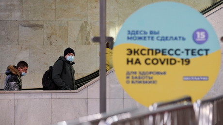Un message de prévention contre le Covid-19 dans le métro de Moscou, en Russie, le 9 novembre 2021.