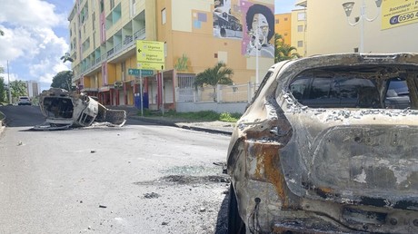 Des voitures calcinées après les mouvements de protestation en Guadeloupe (image d'illustration).