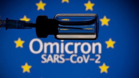 Un flacon de vaccin anti-Covid-19 et une seringue sont posés devant un drapeau de l'UE flanqué des mots «Omicron SARS-CoV-2» dans cette photo prise en Bosnie-Herzégovine le 27 novembre 2021. (image d'illustration).