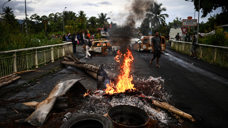 Antilles : un gendarme blessé par balle, couvre-feu prolongé en Guadeloupe et Martinique
