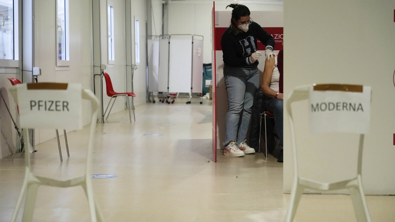 Un Italien tente de se faire vacciner sur un faux bras en silicone, les autorités furieuses