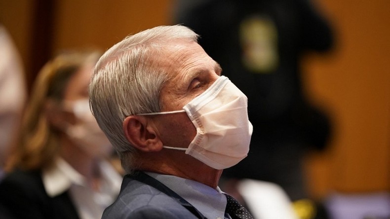 Variant Omicron : pour Fauci, il est «quasiment certain» qu'il ne cause pas de cas plus graves
